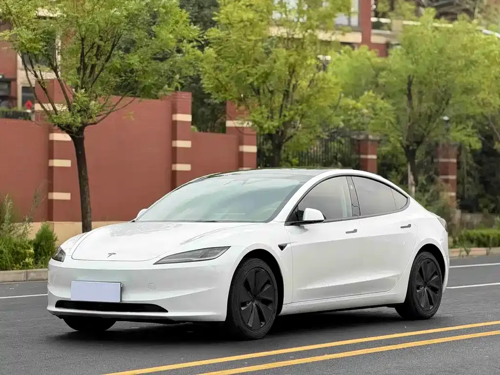 Tesla Model 3 — фото 1