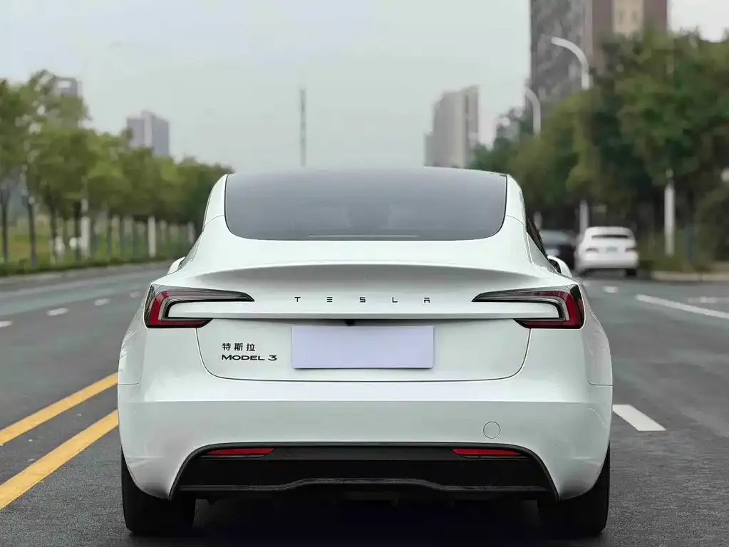 Tesla Model 3 — фото 4