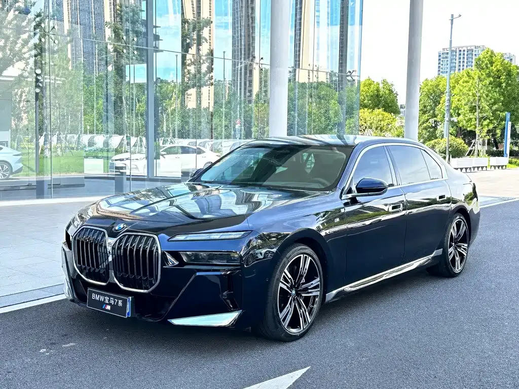 BMW 7 Series — фото 1