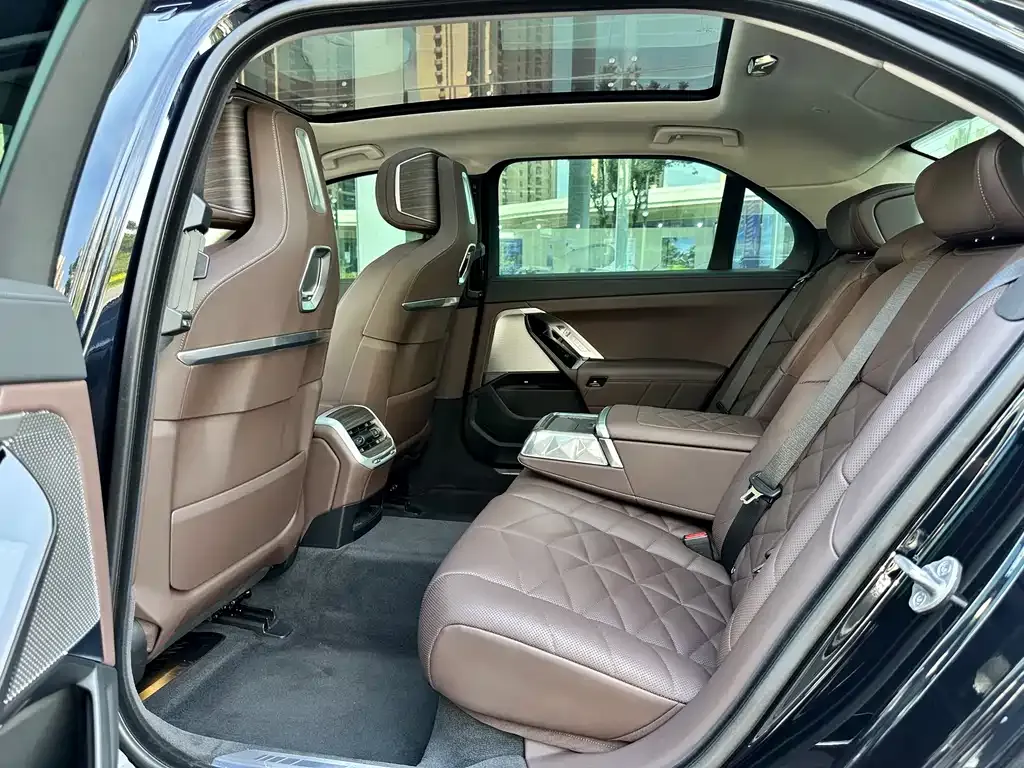 BMW 7 Series — фото 10