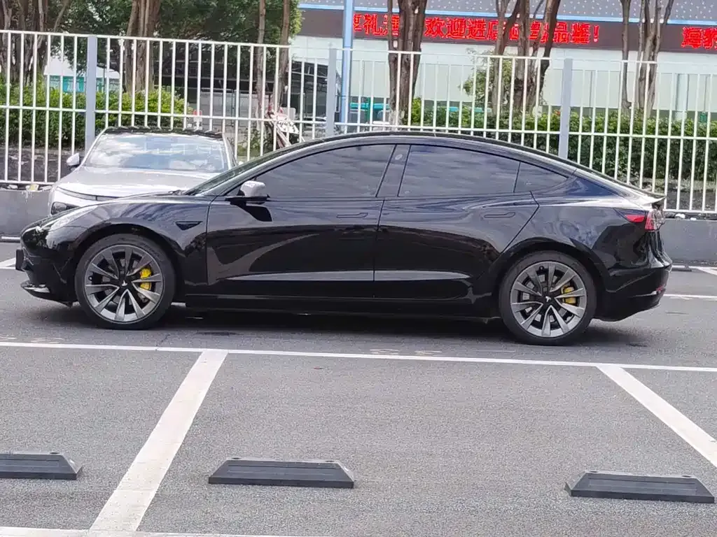 Tesla Model 3 — фото 10
