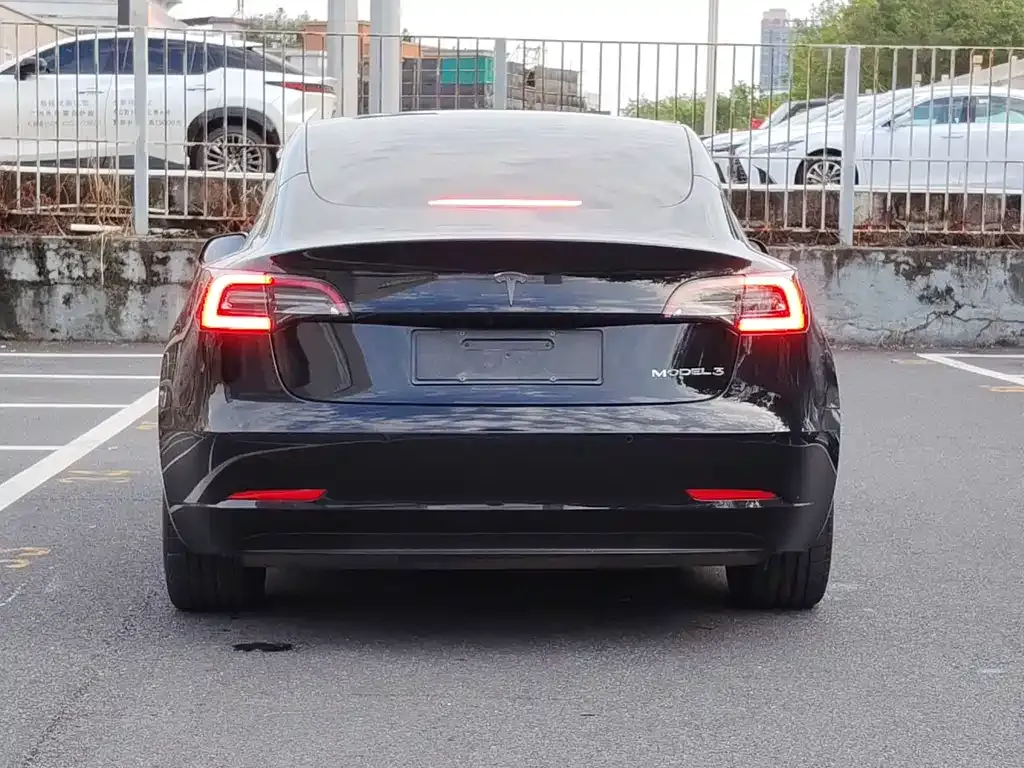 Tesla Model 3 — фото 9