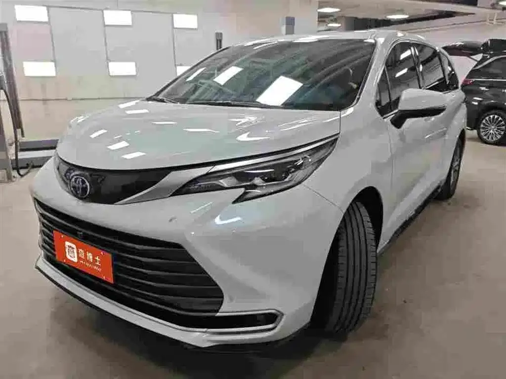 Toyota Sienna — фото 1