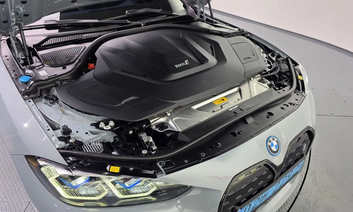 BMW i4 — фото 9