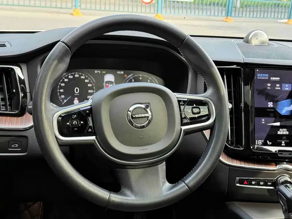 Volvo XC60 — фото 3