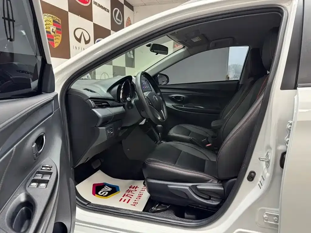 Toyota Yaris L — фото 10