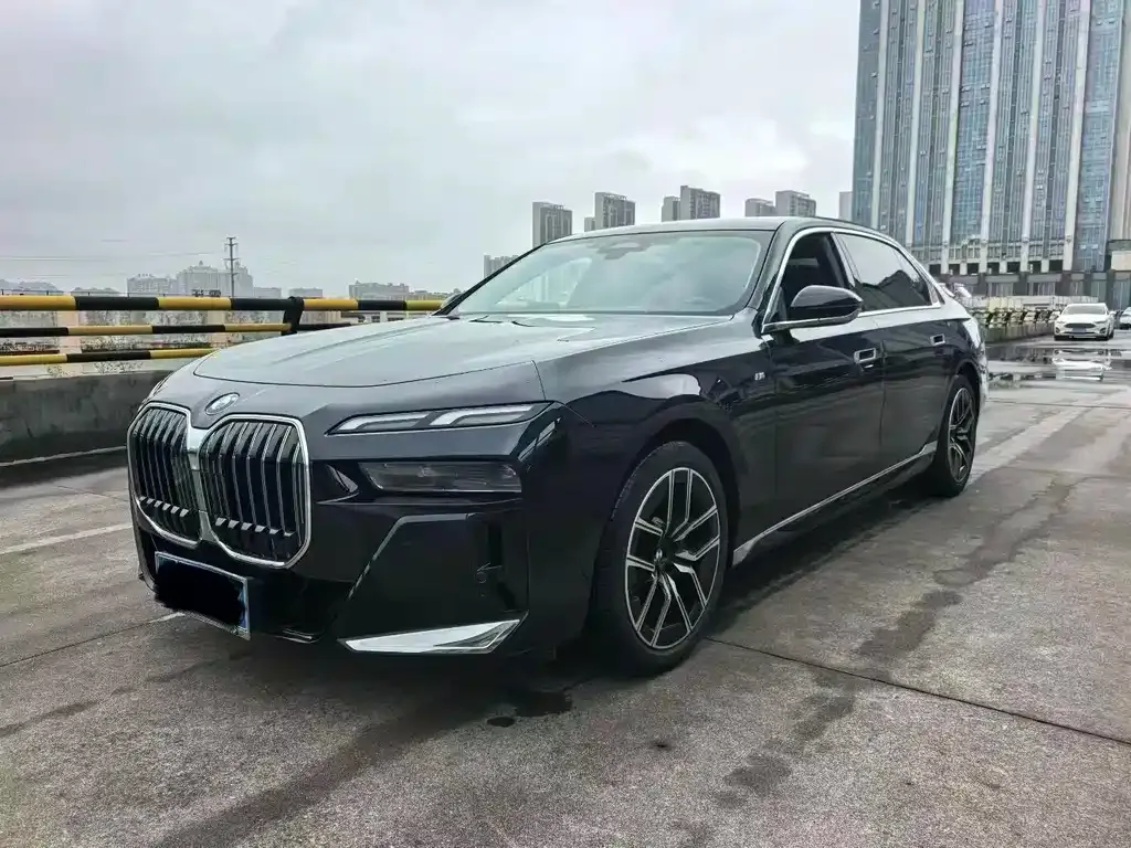 BMW 7 Series — фото 1