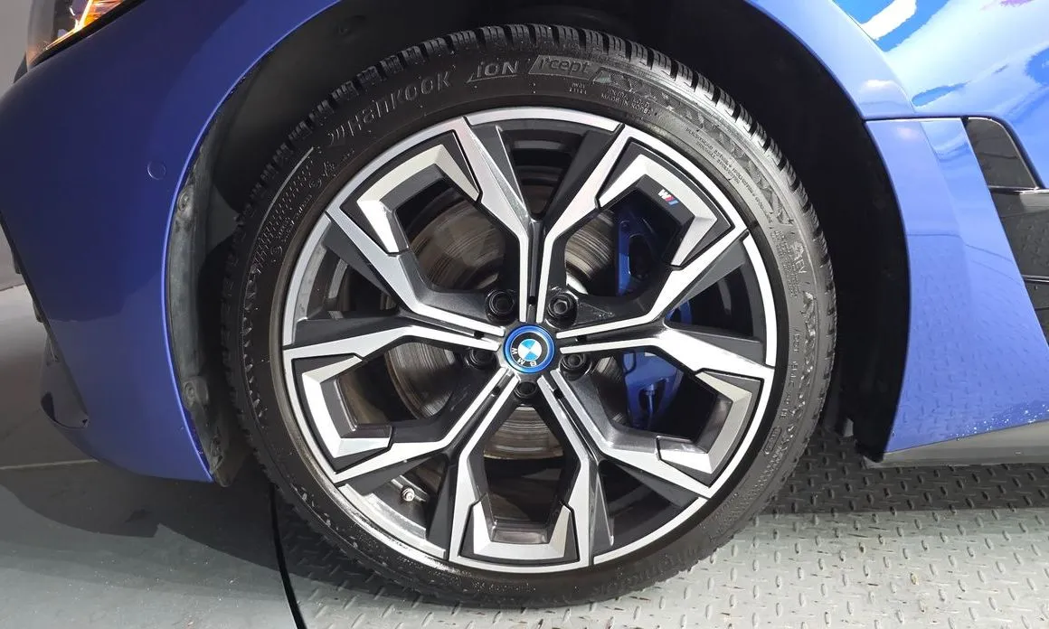 BMW i4 — фото 10