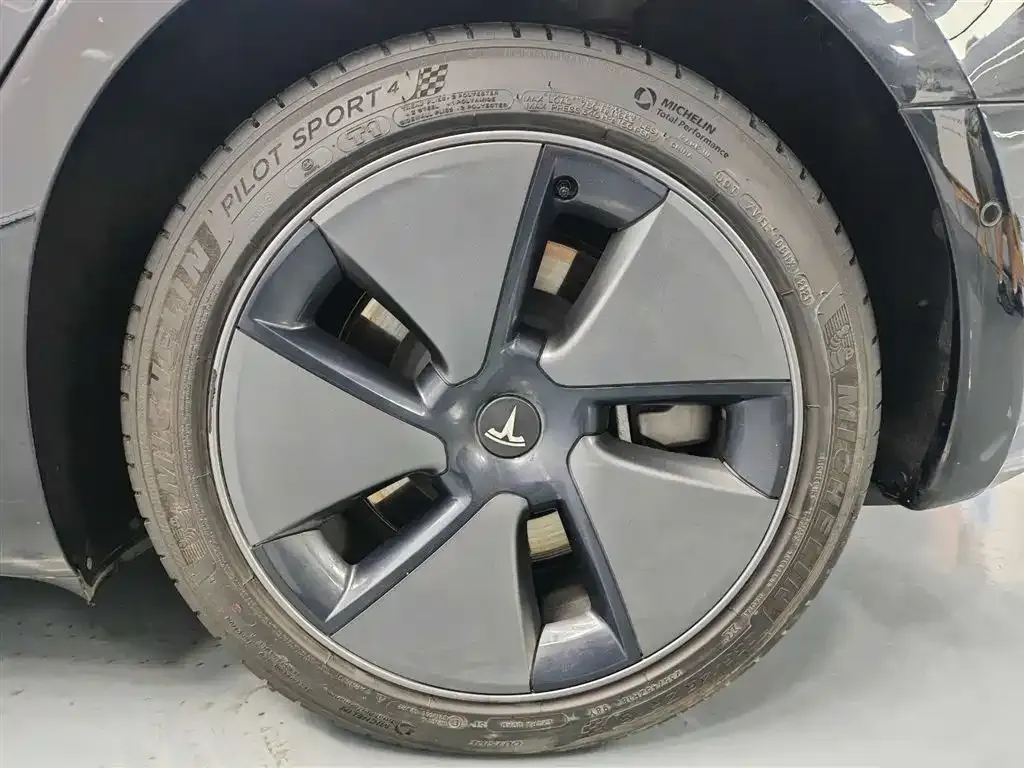 Tesla Model 3 — фото 5