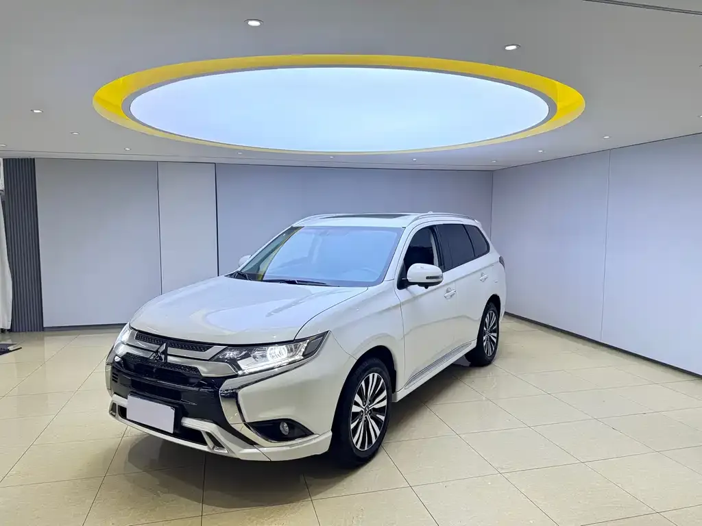 Mitsubishi Outlander — фото 1