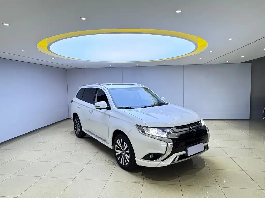 Mitsubishi Outlander — фото 5