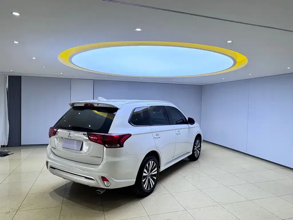 Mitsubishi Outlander — фото 2