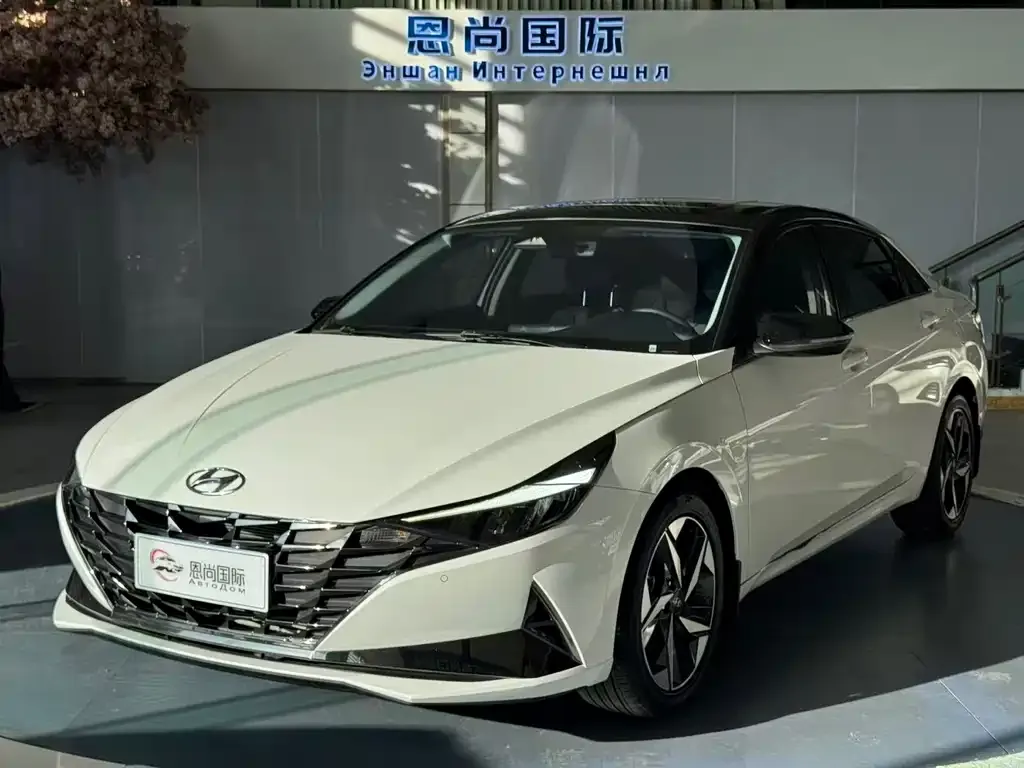 Hyundai Elantra — фото 1