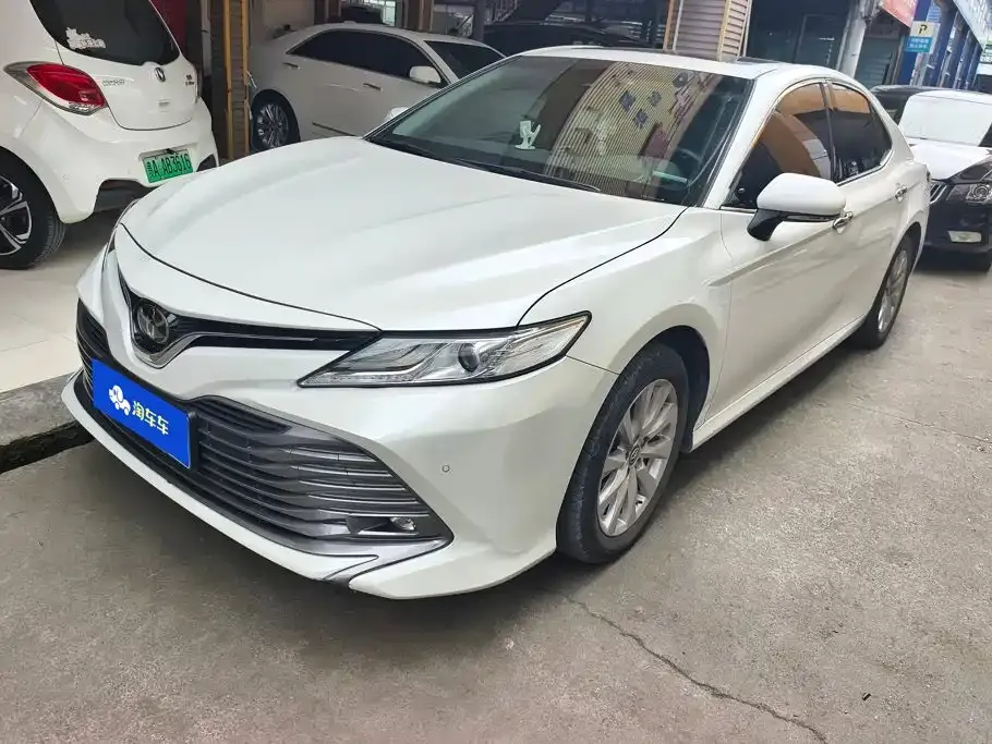 Toyota Camry — фото 1
