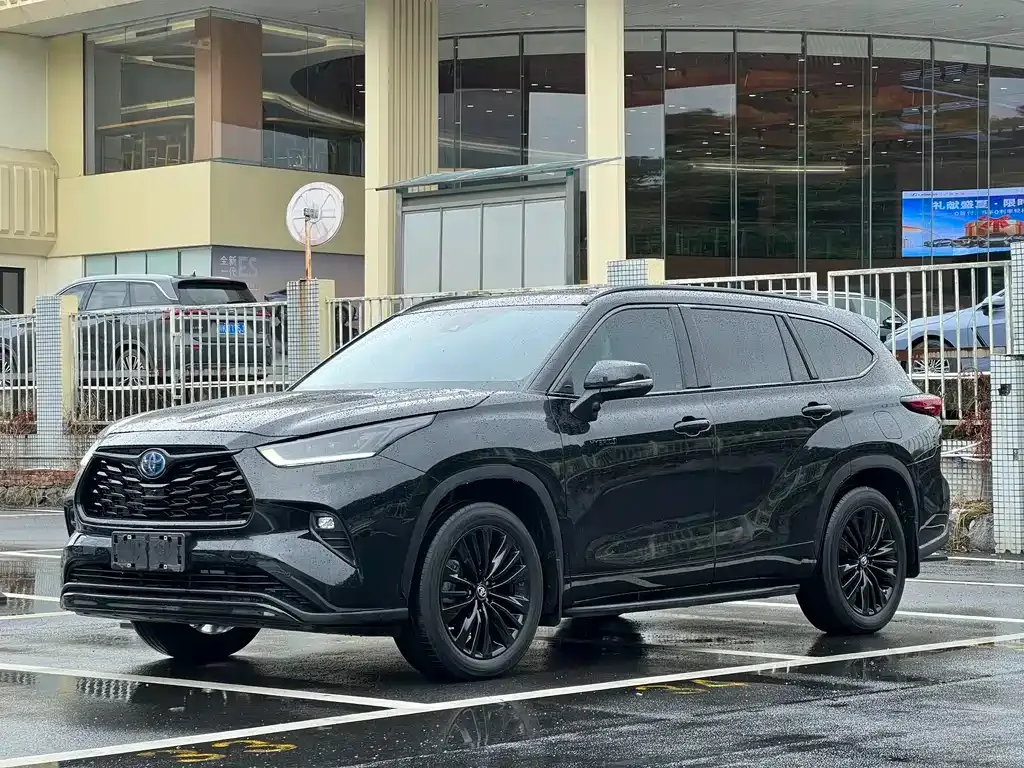 Toyota Highlander — фото 1