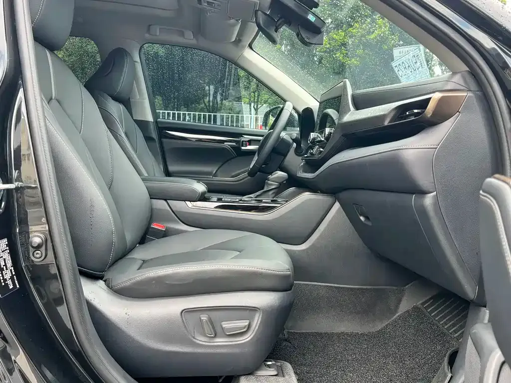 Toyota Highlander — фото 10
