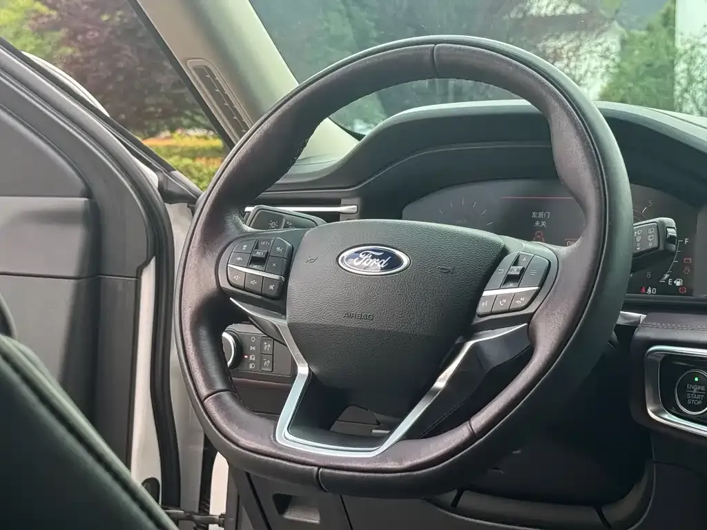 Ford Explorer — фото 10