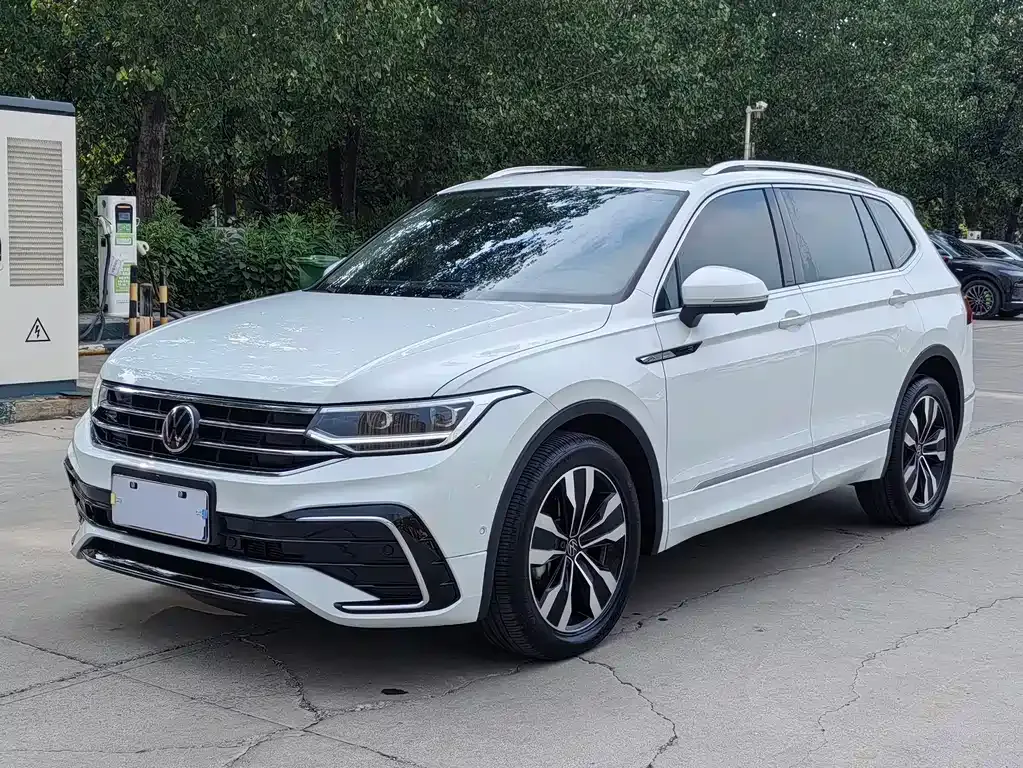 Volkswagen Tiguan L — фото 1