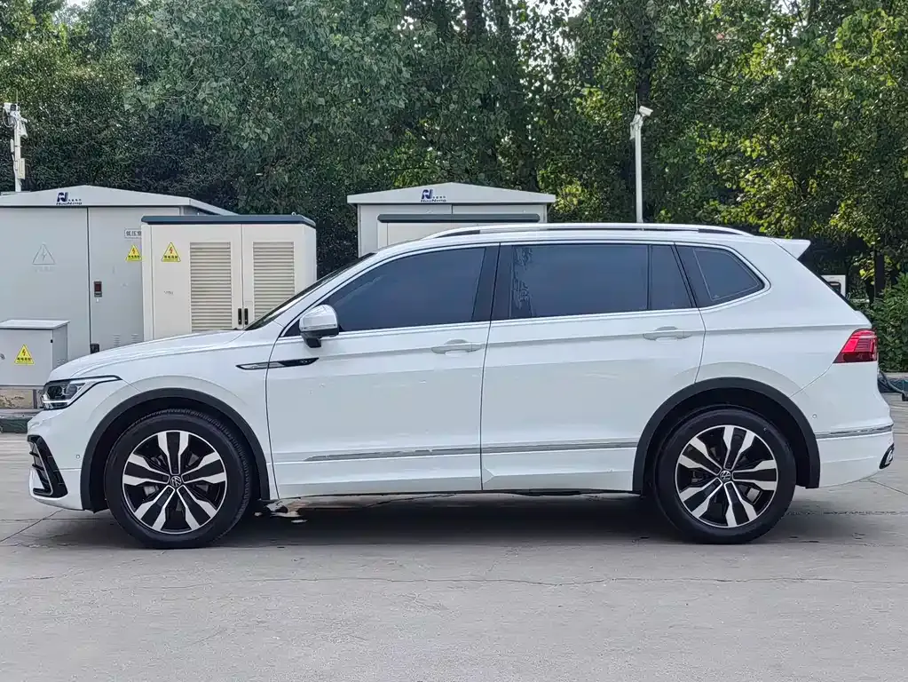 Volkswagen Tiguan L — фото 8