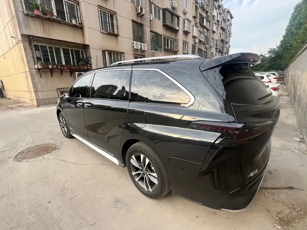 Toyota Granvia — фото 2