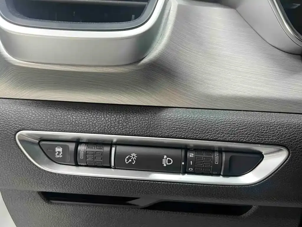 Geely Binyue — фото 8