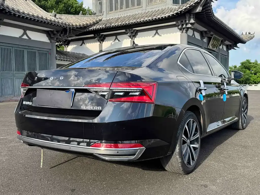 Skoda Superb — фото 10