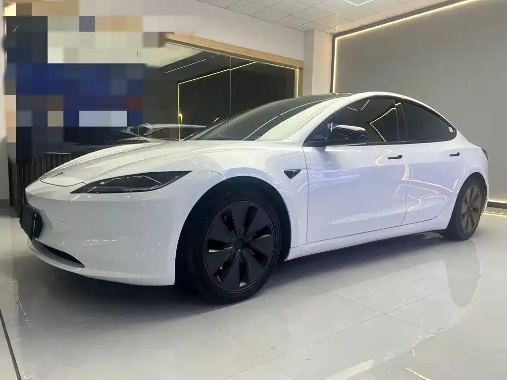 Tesla Model 3 — фото 1