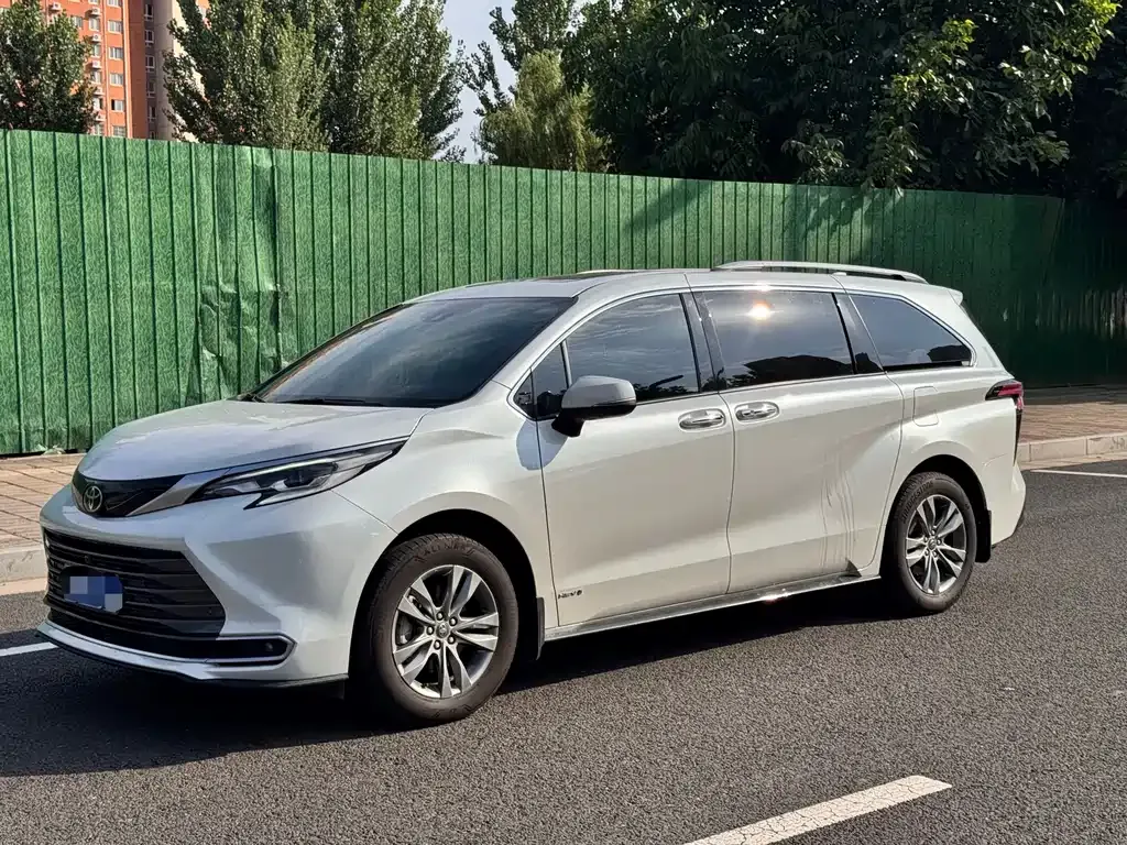 Toyota Sienna — фото 1