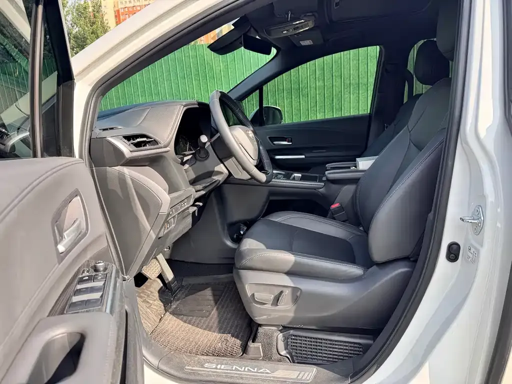 Toyota Sienna — фото 2