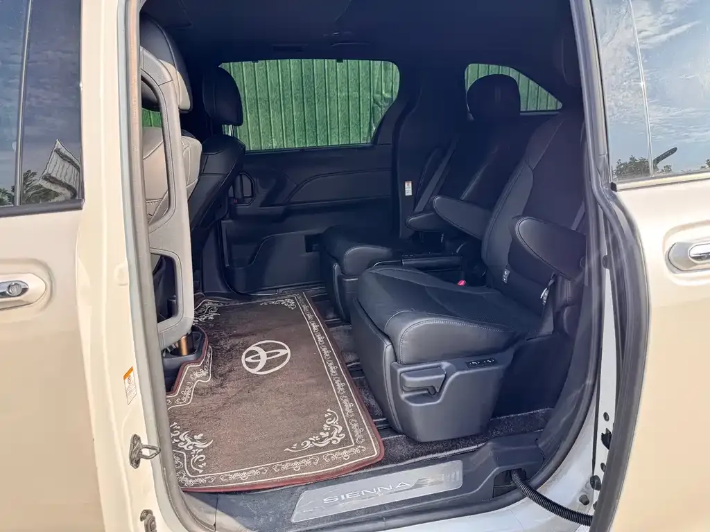 Toyota Sienna — фото 3