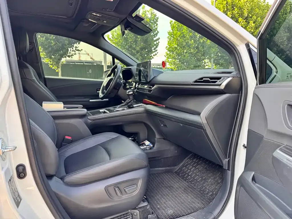 Toyota Sienna — фото 4