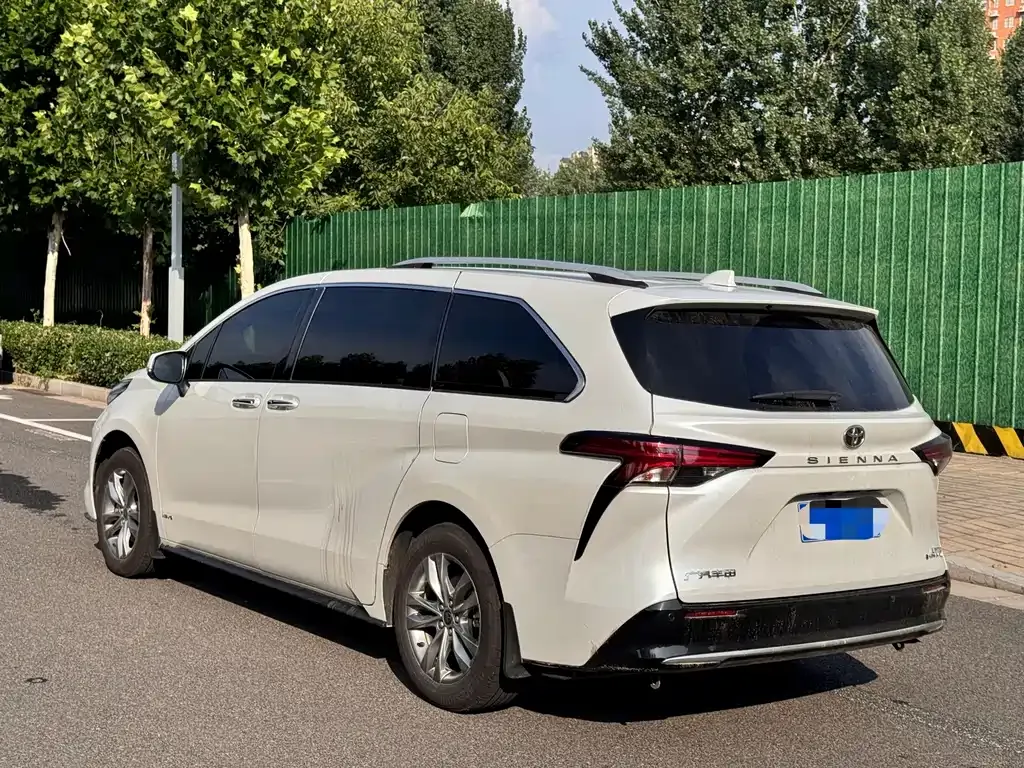 Toyota Sienna — фото 5