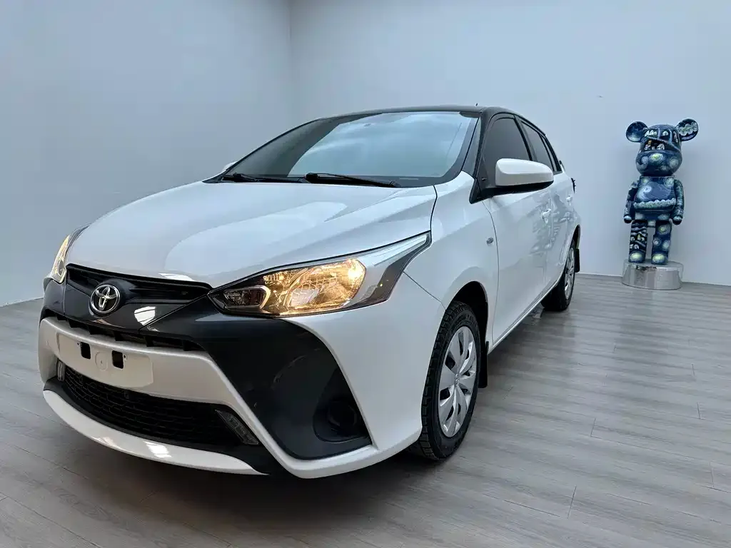 Toyota Yaris L — фото 1