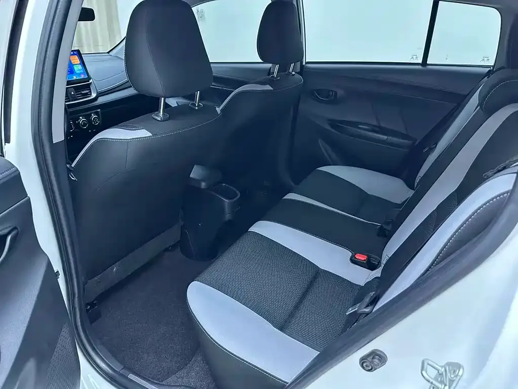 Toyota Yaris L — фото 7