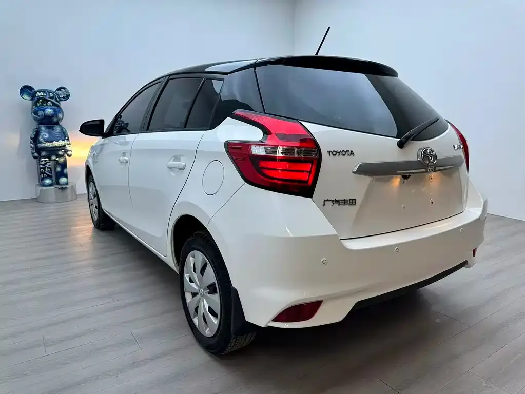 Toyota Yaris L — фото 4