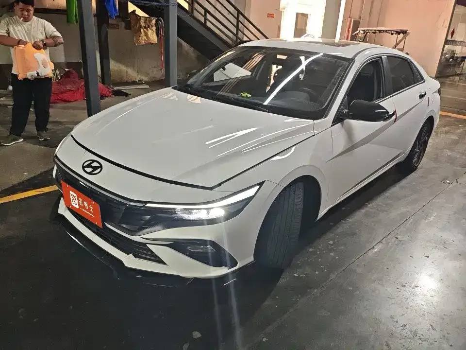 Hyundai Elantra — фото 1