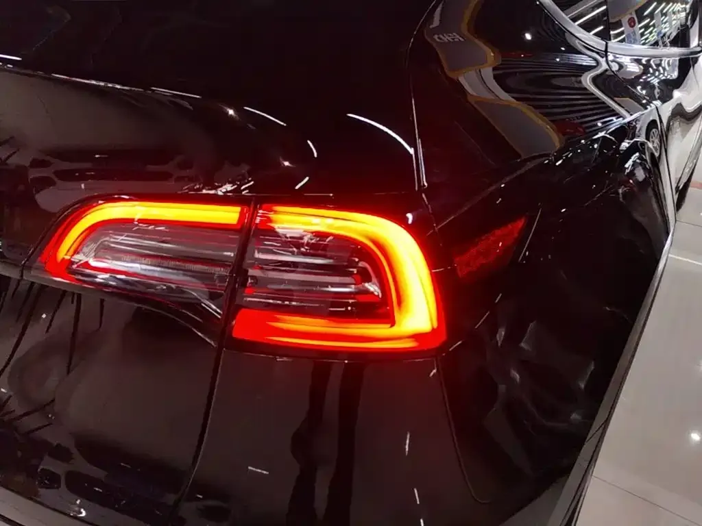Tesla Model Y — фото 5