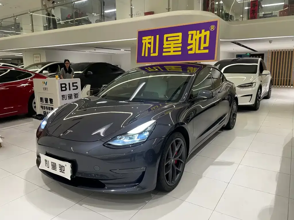 Tesla Model 3 — фото 1