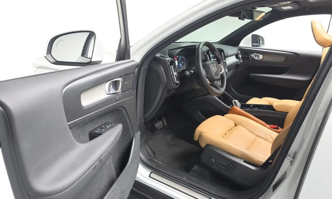 Volvo XC40 — фото 10