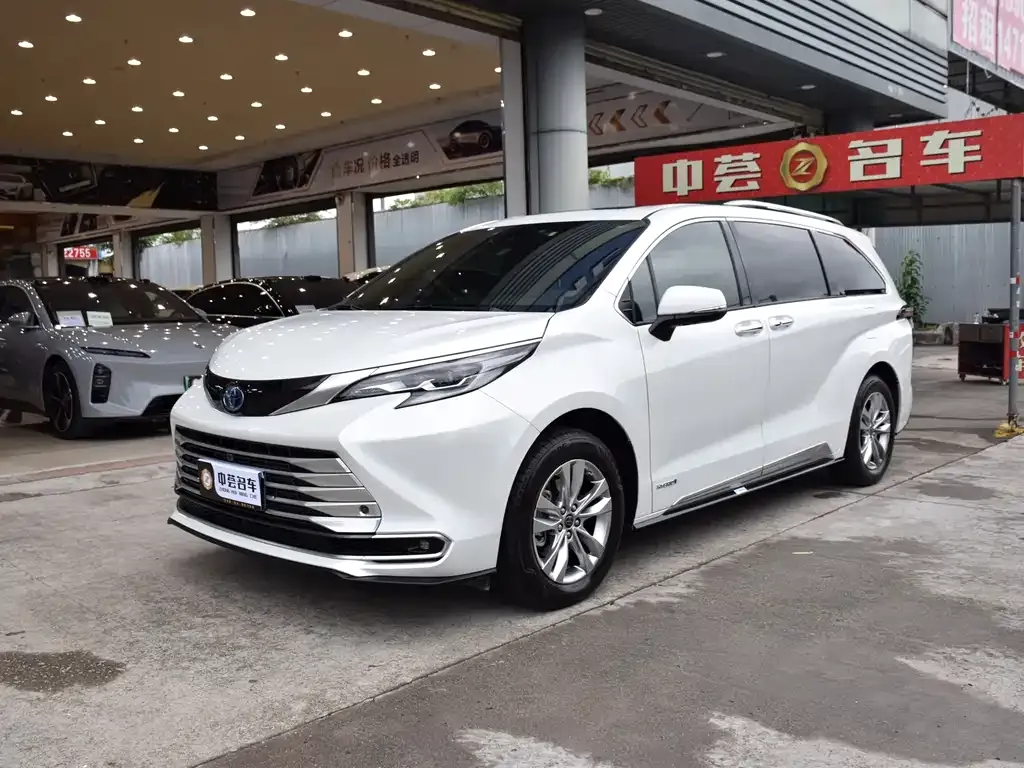 Toyota Sienna — фото 1