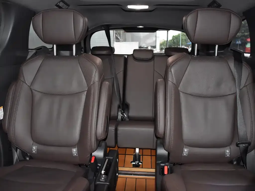 Toyota Sienna — фото 2
