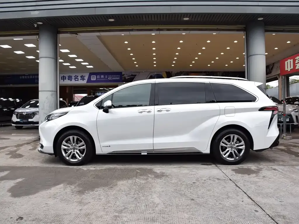 Toyota Sienna — фото 10