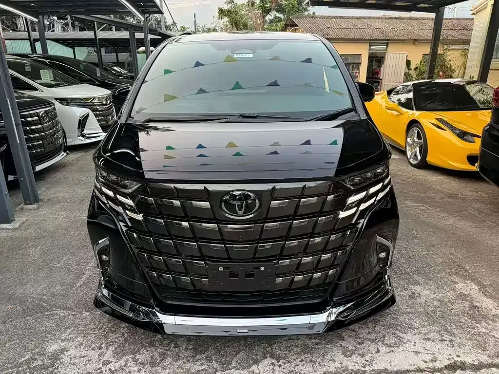 Toyota Alphard — фото 1