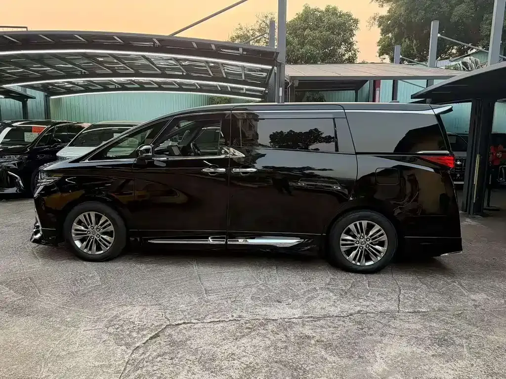 Toyota Alphard — фото 6