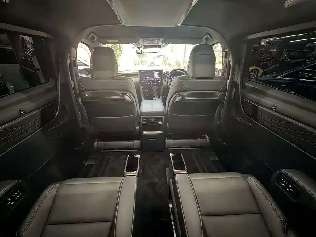 Toyota Alphard — фото 2