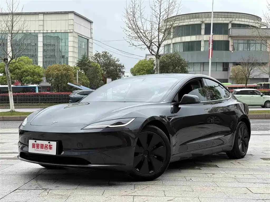 Tesla Model 3 — фото 1