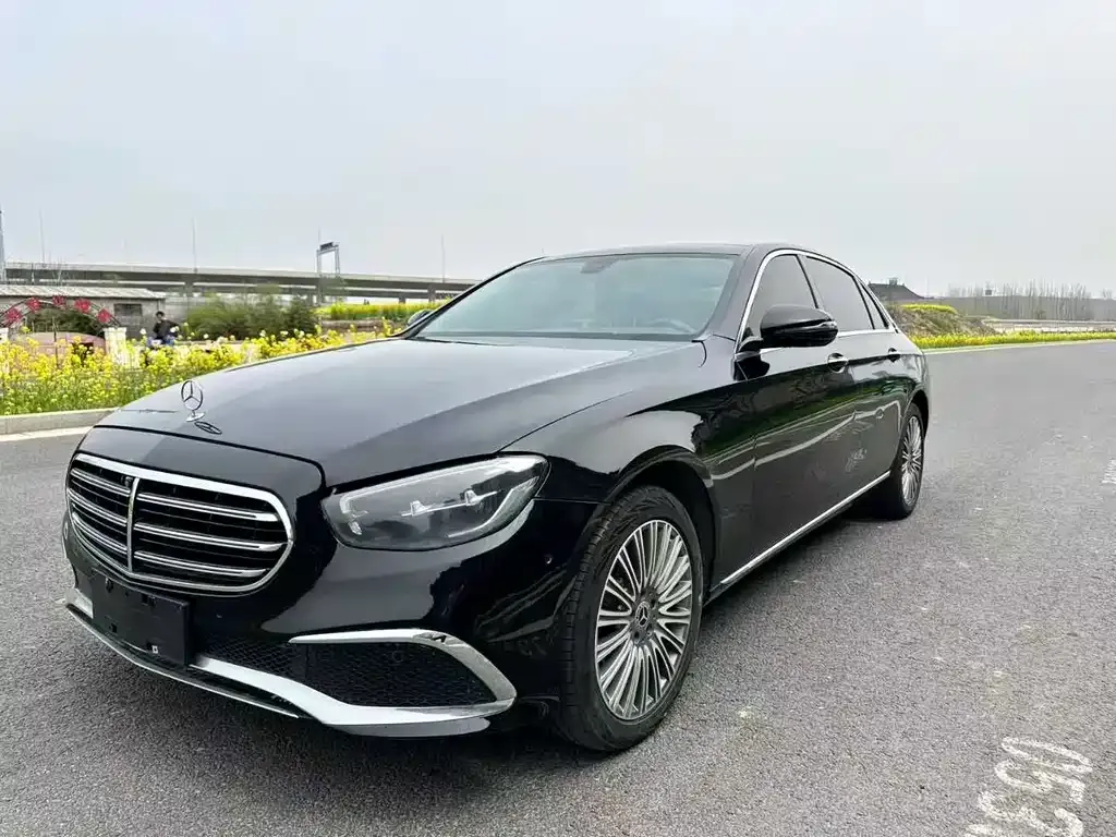 Mercedes-Benz E-Class — фото 1