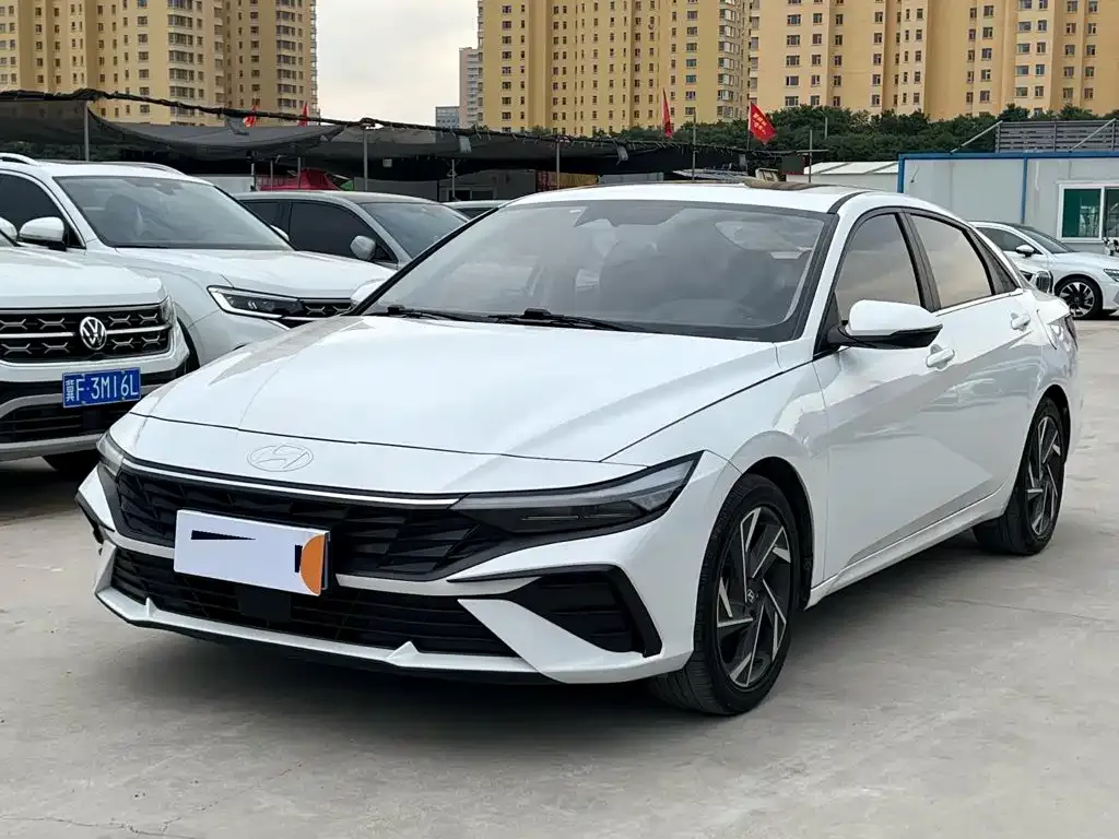 Hyundai Elantra — фото 1