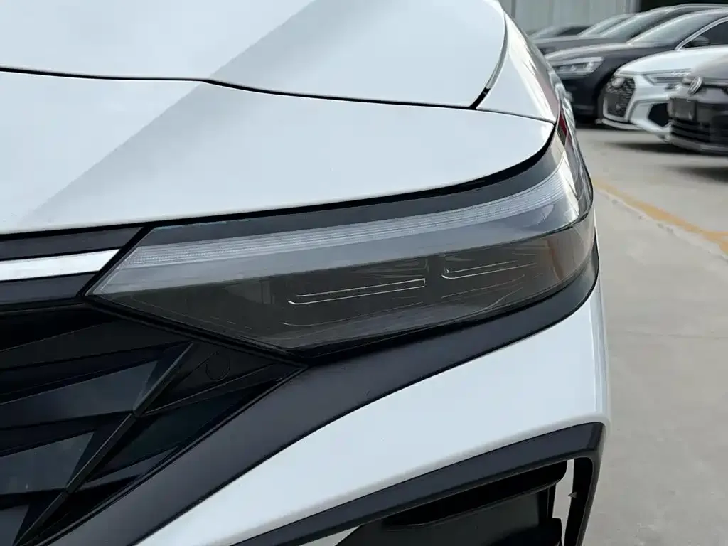 Hyundai Elantra — фото 2