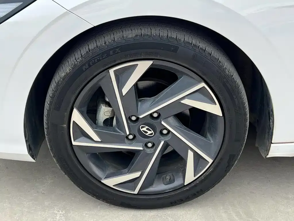 Hyundai Elantra — фото 7